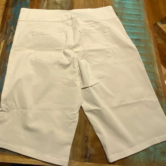 🌸🌸 Gloria Vanderbilt Women's Cream Shorts - Picture 4 of 4